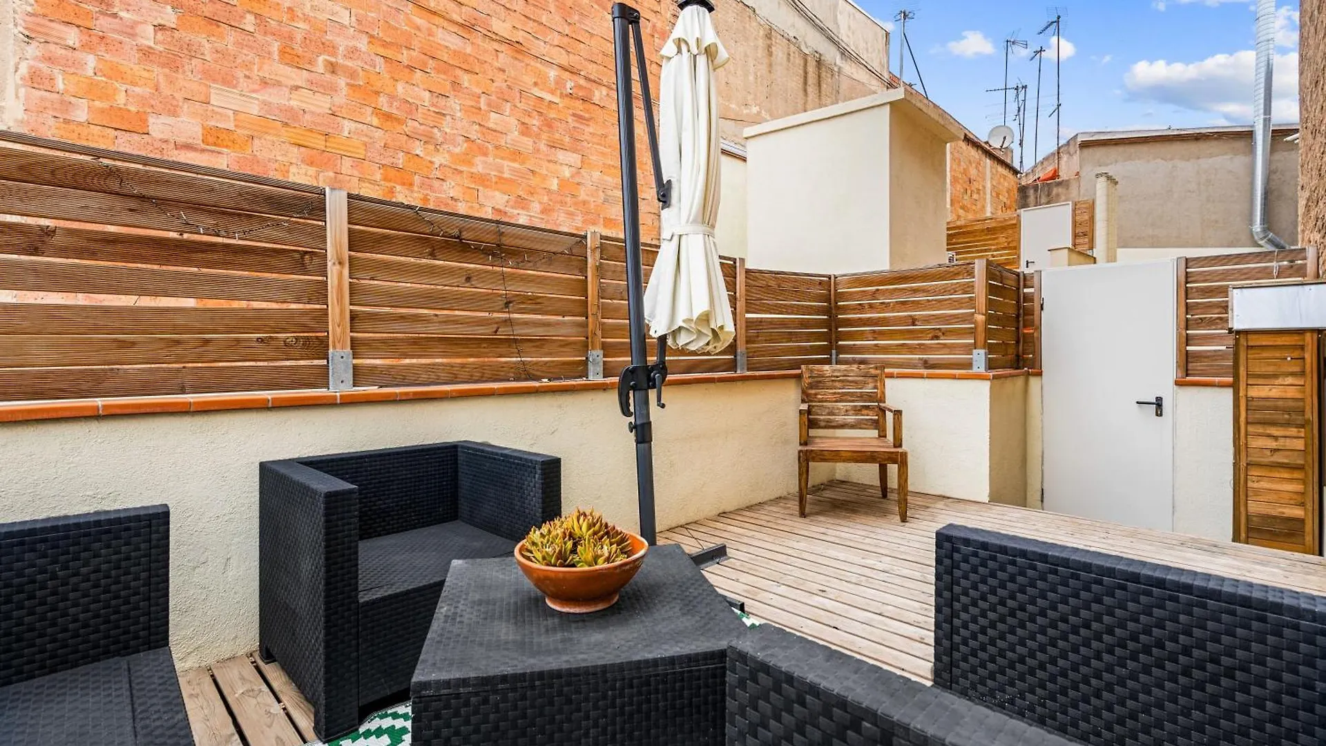 Barcelona Elegance 2Br With Rooftop Terrace의 연락처